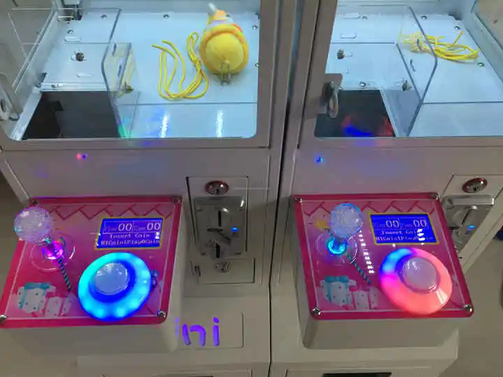 ตู้คีบตุ๊กตาขนาดเล็กแบบหยอดเหร - Arcade Toy Claw Vending Machine บทวิจารณ์และราคา